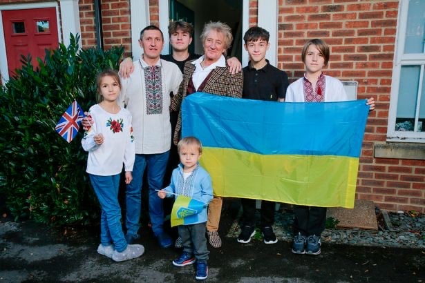 OksanaUkka's tweet photo. Sir Rod Stewart has furnished his home in Berkshire, making it available to a Ukrainian family of seven, and he will pay all bills for at least a year. Thank you for your generosity! @rodstewart https://t.co/N7IqIoOEb6