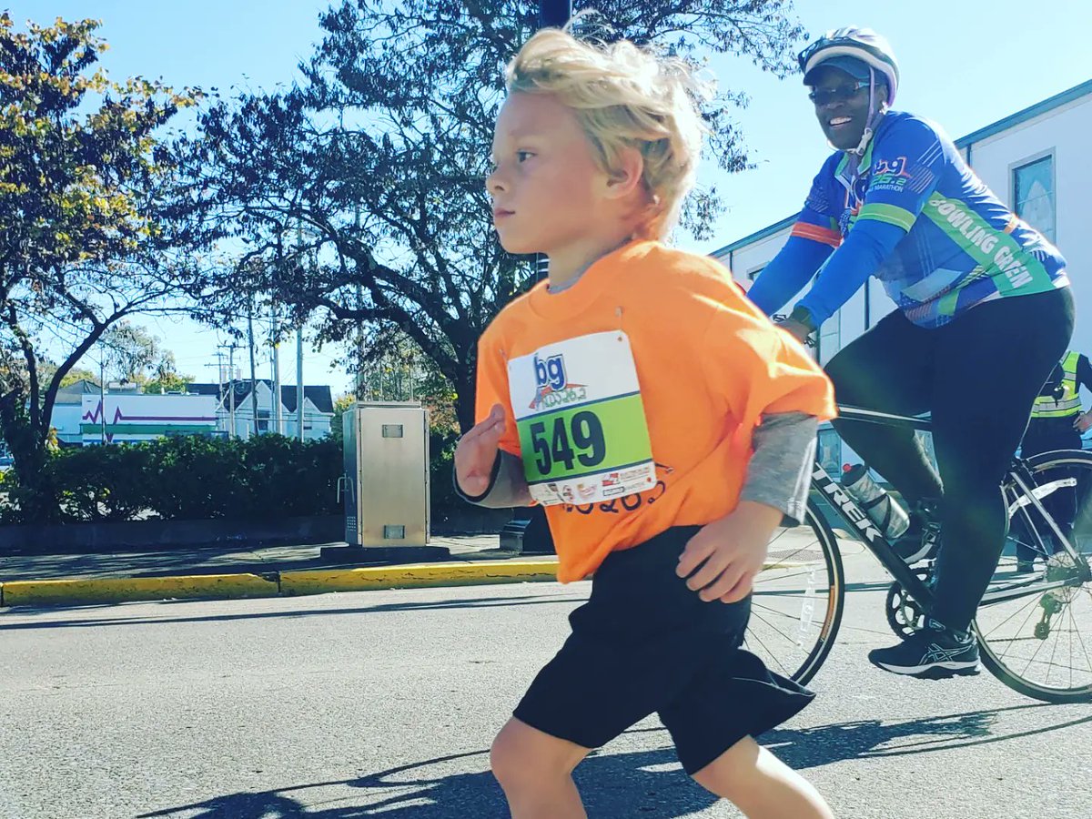 Bg262's tweet photo. Helmet on! Cyclists keep our runners safe on the course. Contact info@Bg262.com or @dm26tg1 to join the cycling crew on race day 🚴 🚴

#bg262 #cyclinglife #cycling #coursesupport #marathon #BikeMS #MS https://t.co/1W14c7crdE