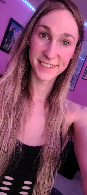 Heyy I'm live on https://t.co/5nfZ1Awz6C join the chat to see me reveal my nip piercing,  or skip the
