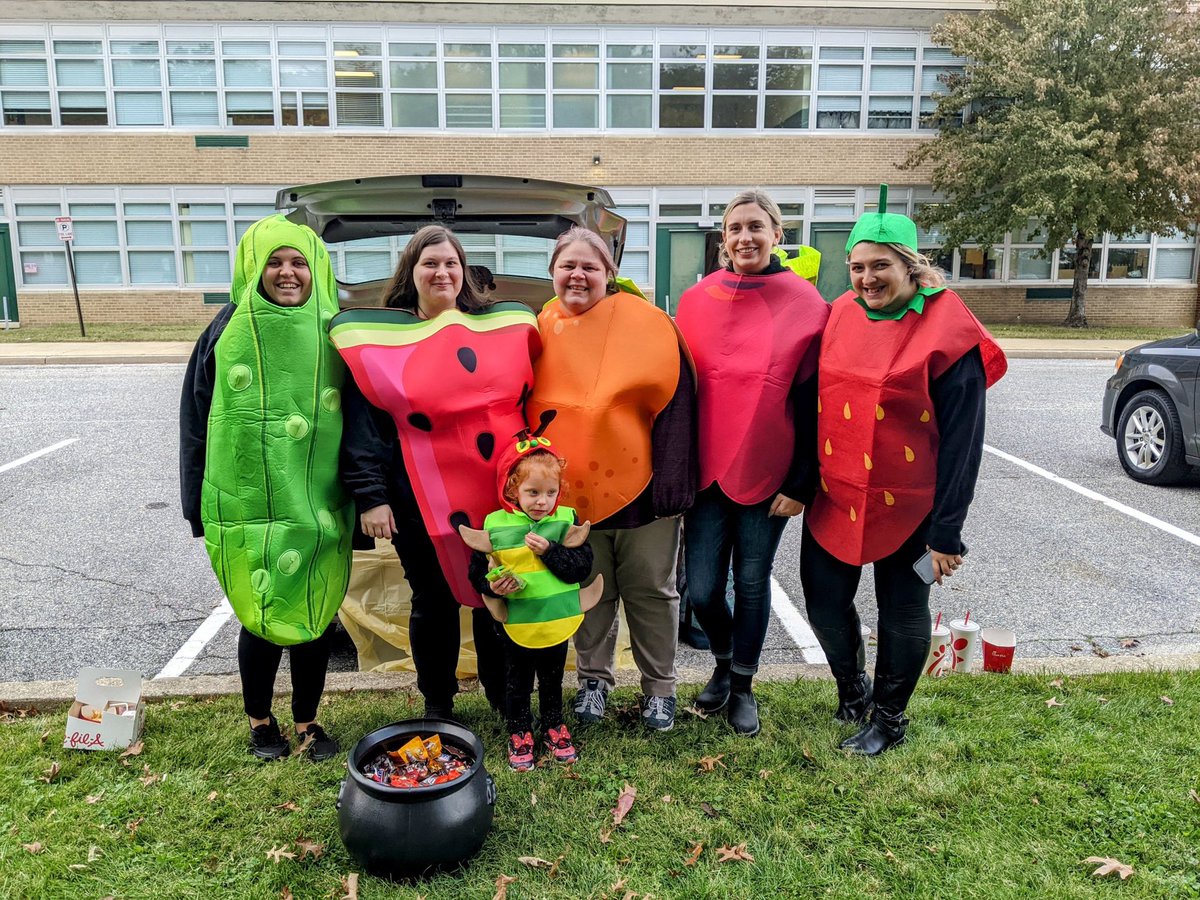 MsMiller_grade2's tweet photo. The caterpillar was very hungry 🍓🍎🍉🍊 #trunkortreat2022 @anders_miss @EsOakleigh https://t.co/AFYl1jpPik