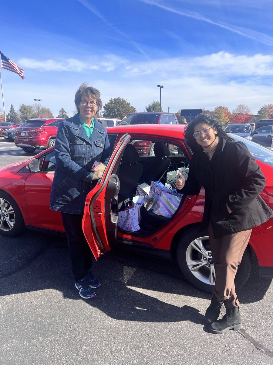 IsabelRolfes's tweet photo. Wahoo! What a rad knock today for @LucyRehmMN! And we got to use our new joint lit so the folks of 48B got to learn about her and @DanielNKessler!! Big thanks to Ellen for packing us some lunch in these amazing gift bags!! #yumyum #democracy https://t.co/63eoK8ZYoF
