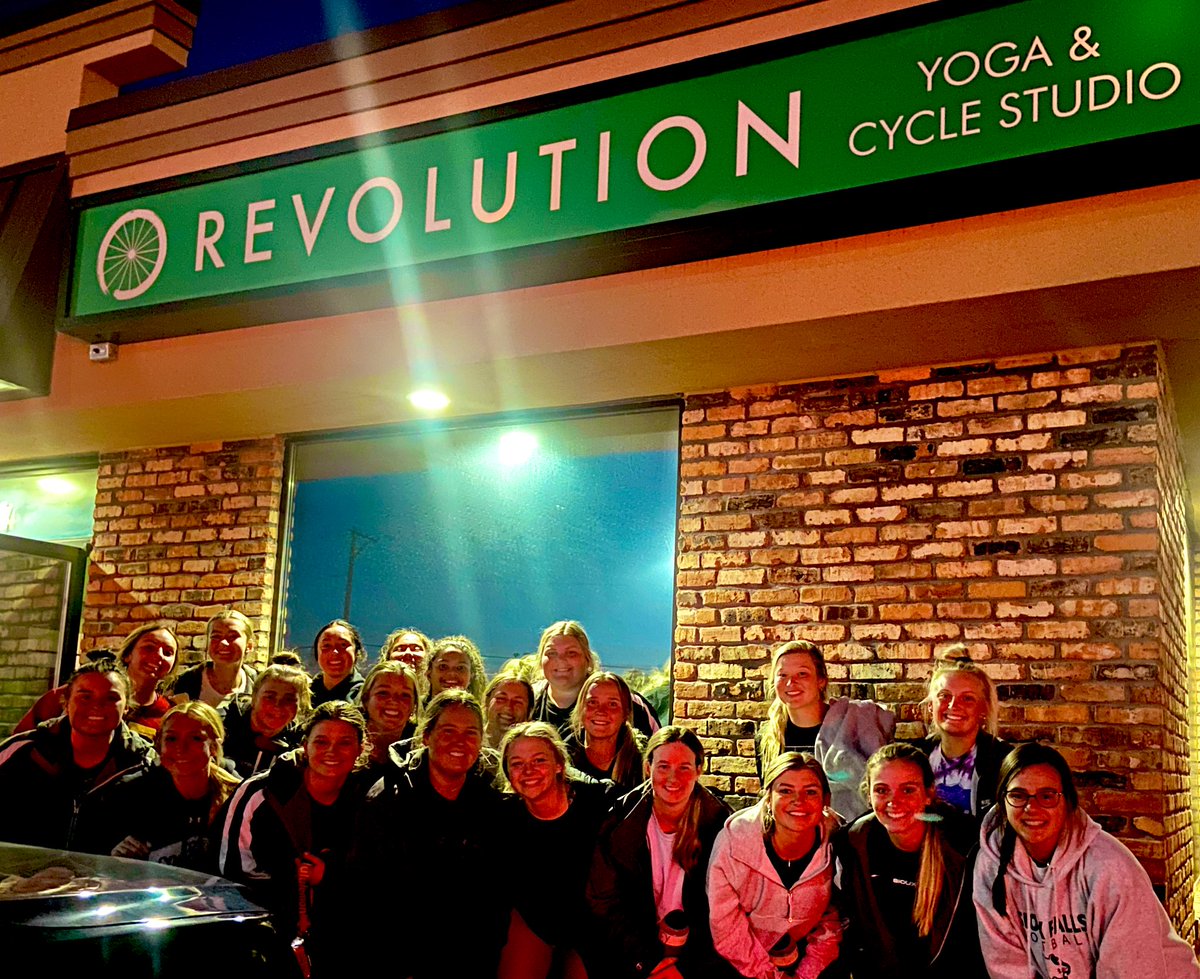 USFCougarsSB's tweet photo. Another outstanding #WellnessWednesday at Revolution! 🧘‍♀️ 🧘🏻 🧘🏽‍♀️ 🧘🏼 https://t.co/vZKRkA3Pkx
