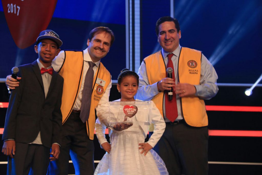 frobinsonpty's tweet photo. El  Banco Hipotecario de Panamá, echó a la Niña Símbolo de la @teleton2030  2017 Joseliz Morales de la casa que le regaló el ex Presidente Juan Carlos Varela en Arraiján.
La familia de Morales Bernal, está viviendo un lote y quieren que le devuelvan su casa. https://t.co/j42ZvpHhku