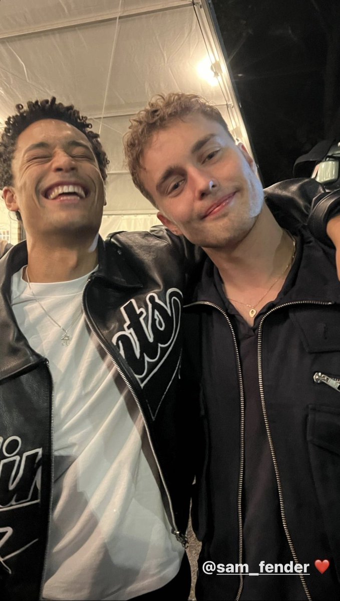 bestofsamfender's tweet photo. Sam Fender and Loyle Carner https://t.co/wWenieGdHM