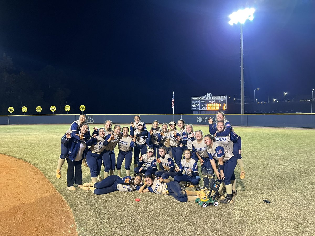 CheeFastpitch's tweet photo. WILDCATS ARE COLUMBUS BOUND!!! Beat Sequoyah 6-1 to WIN our super regional, remain UNDEFEATED at home this year, and advance to Columbus!! What an awesome night! Not done yet! 😼💪🏼
#ClawsOut
#CATSonTOP 
#ColumbusBound https://t.co/pawpU0jIkE