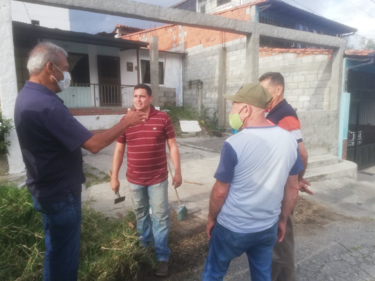 Zulymarquez1968's tweet photo. #19oct DPM CopeiCampoElias de visita en la vega y don Luis sus habitantes receptivos y con un gran rechazo al gobierno en Miraflores piden de la oposición #UnidadporVenezuela #FirmesEnLaEsperanza #EjidoMerida https://t.co/4hnIrctDwf