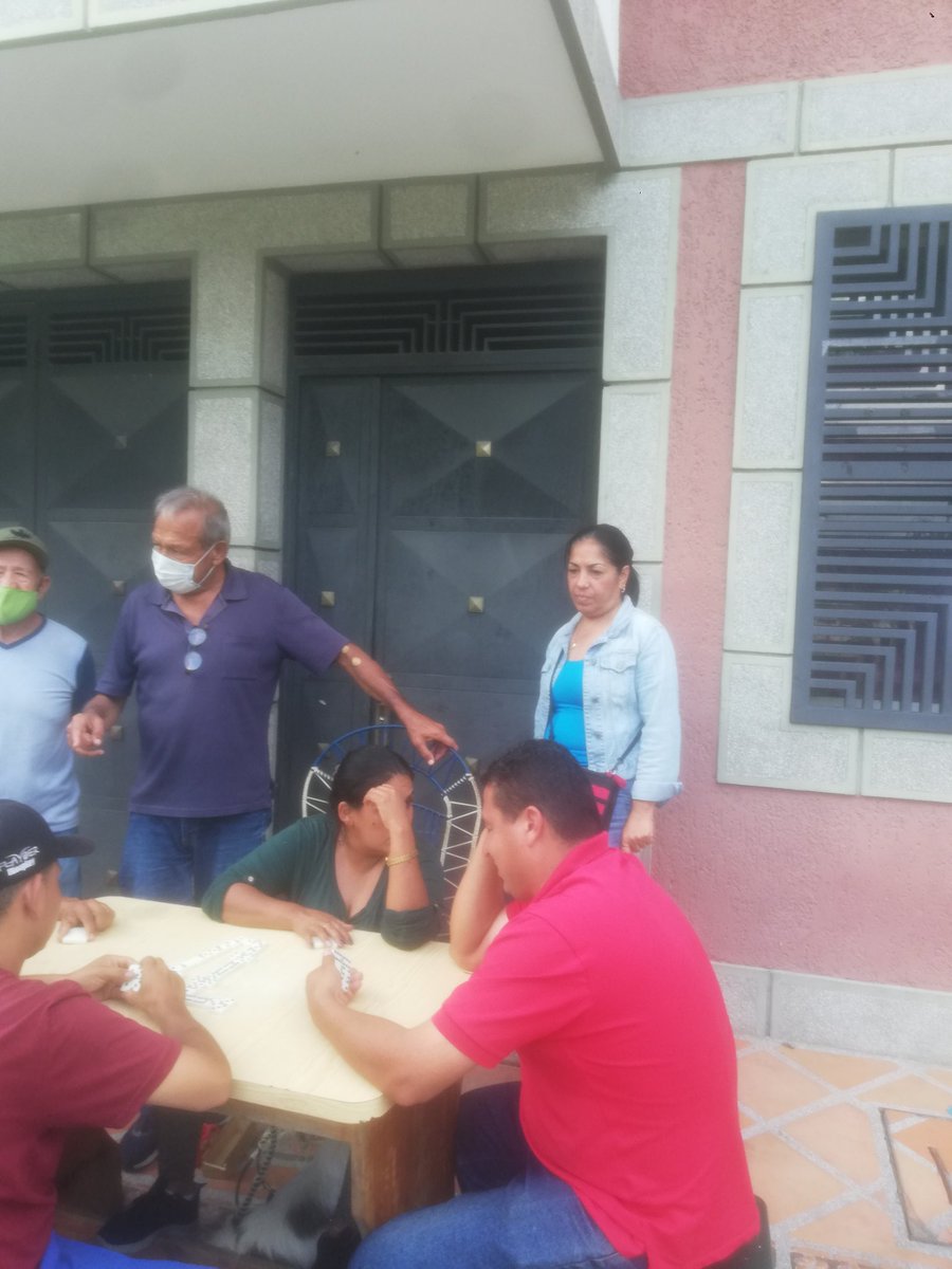 Zulymarquez1968's tweet photo. #19oct DPM CopeiCampoElias de visita en la vega y don Luis sus habitantes receptivos y con un gran rechazo al gobierno en Miraflores piden de la oposición #UnidadporVenezuela #FirmesEnLaEsperanza #EjidoMerida https://t.co/4hnIrctDwf