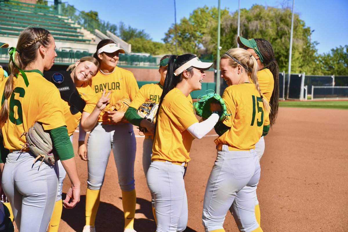 Gold team takes game ✌️ The 𝗚𝗿𝗲𝗲𝗻 & 𝗚𝗼𝗹𝗱 𝗪𝗼𝗿𝗹𝗱 𝗦𝗲𝗿𝗶𝗲𝘀 is now tied 1-1, who do you think will take home the crown tomorrow 👀 #SicEm 🐻🥎