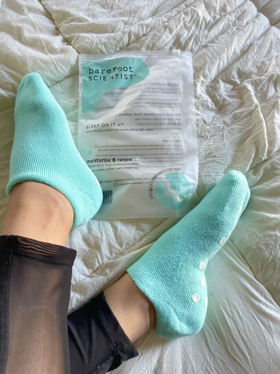 jenniferkerroff's tweet image. Almost forgot! Here’s my #dailyugc 3/? A lifestyle pic of my gel socks 🧦 #ugcsample how cute are these?! 😻