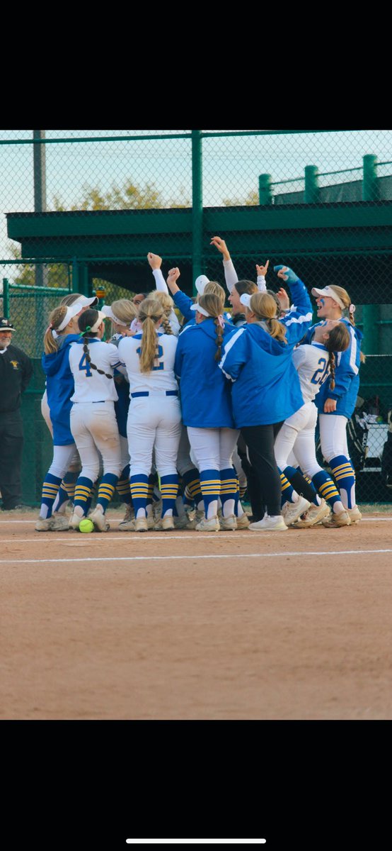 annasyronn_'s tweet photo. @FHVikings let’s hear it for the softball girls💙💛 https://t.co/uUk3zpIgbn