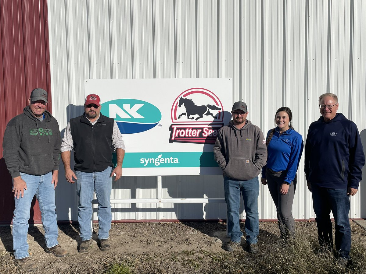 mekenzieb_24's tweet photo. Wonderful afternoon sharing the NK corn and soybean story with Trotter Seeds! Thank you Eric Boeck for stopping by and thank you Trotter for your continued support and partnership with @NK_Nebraska! @NKSeeds https://t.co/4aA5ANyk9b