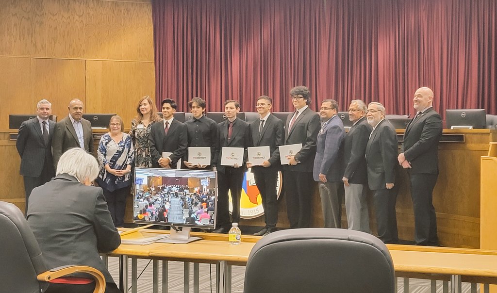 MrsAmadorRoxy's tweet photo. Board recognition of our all-region Jazz qualifiers ❤️🏹 Super proud of our band kiddos!  Our band directors lead our kids to constant success 🙌 #BOWUP @YsletaHS https://t.co/cTueRzHdVX