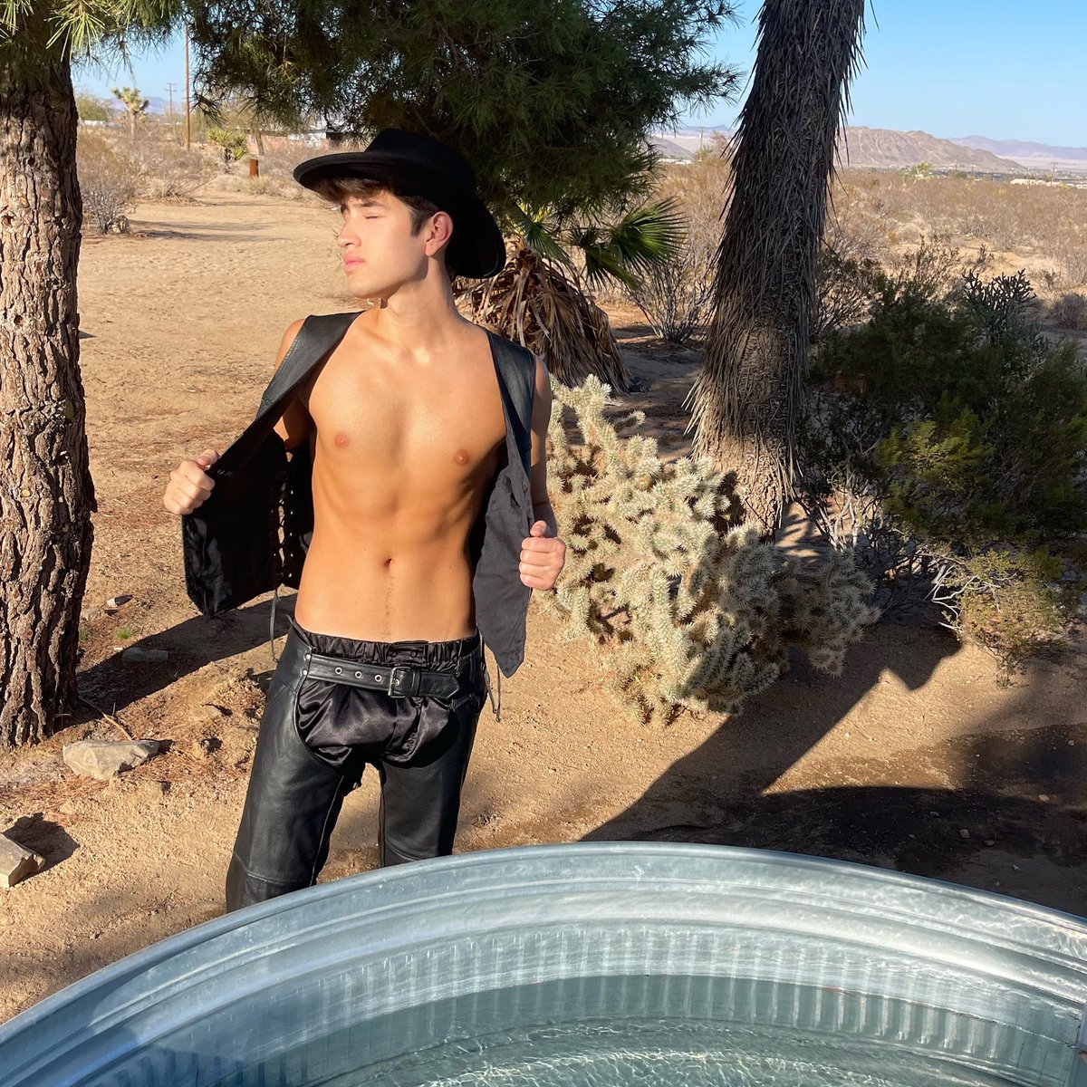 Stephen Oscar on Twitter: "howdy 🖤"