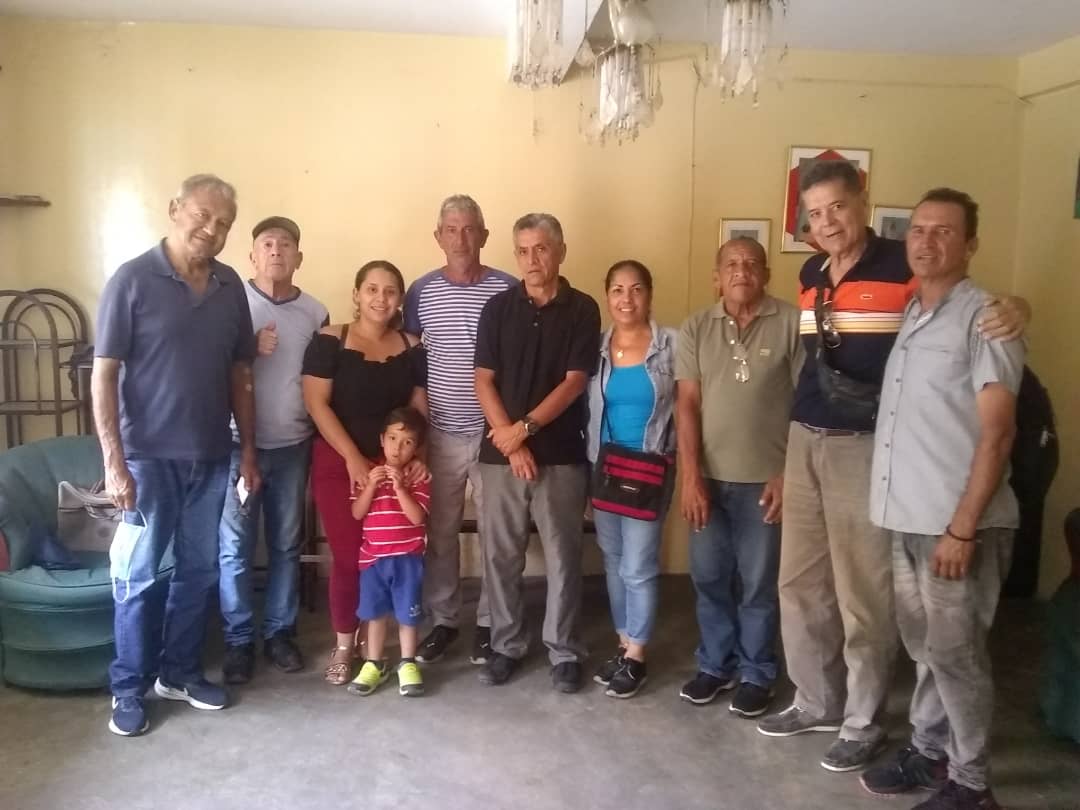 Zulymarquez1968's tweet photo. #19oct DPM CopeiCampoElias de visita en la vega y don Luis sus habitantes receptivos y con un gran rechazo al gobierno en Miraflores piden de la oposición #UnidadporVenezuela #FirmesEnLaEsperanza #EjidoMerida https://t.co/4hnIrctDwf