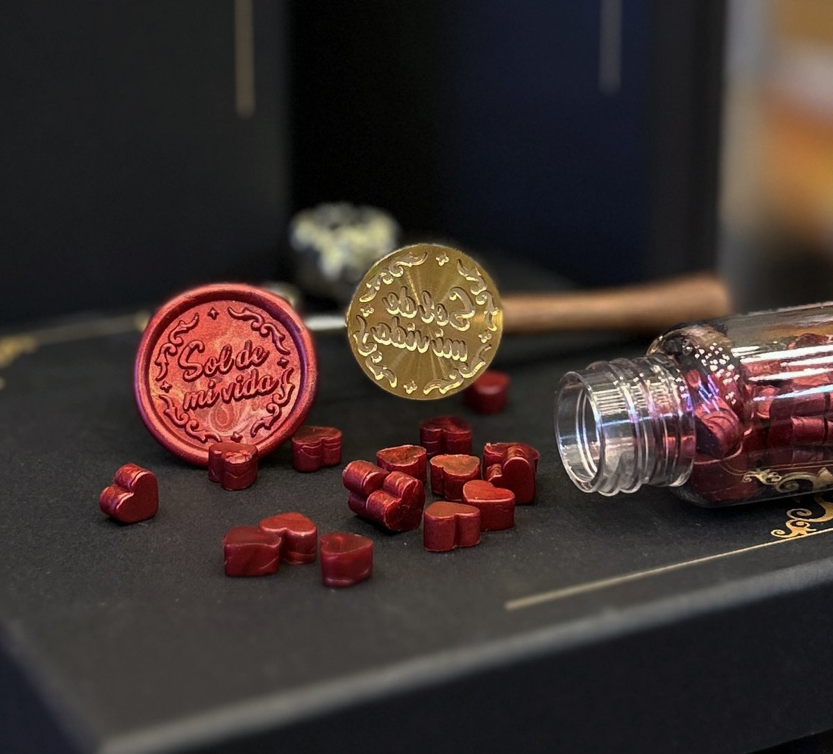 다가오는 11월 
인기 웹소설 <이 결혼은 어차피 망하게 되어있다>가 
카카오페이지에서 웹툰으로  런칭합니다📢

이번 DCC 2022 이벤트에서 가장 먼저 #이결어망 의  "Sol de mi vida" 문구가 적혀있는 인장, 엔틱손잡이, 하트왁스 세트를 만나보실 수 있습니다🥳

#이결혼은어차피망하게되어있다 #DCC