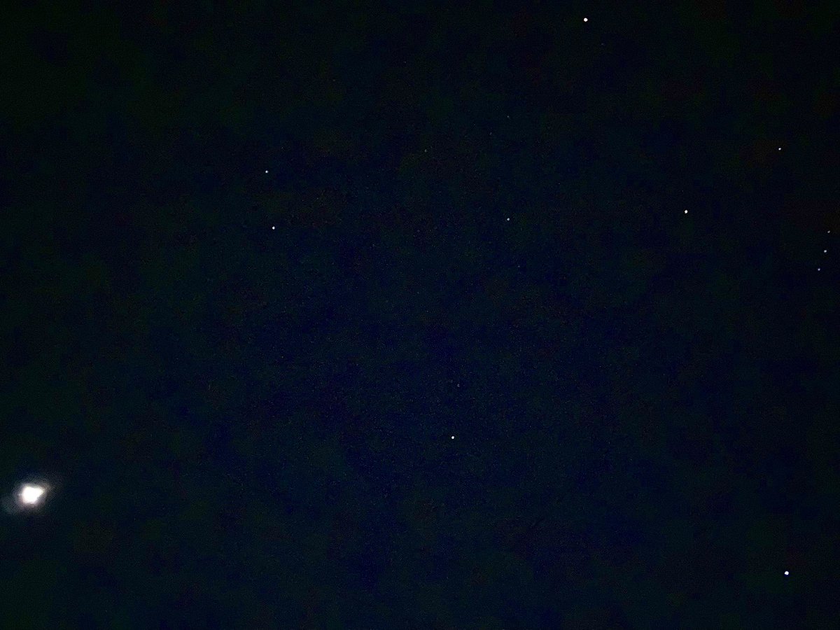 hirtejac0164's tweet photo. @KAGAYA_11949 スマホでも月・シリウス・火星の三角形が撮れました
街灯だらけの住宅地でも火星からシリウスにかけて天の川がぼんやり分かりました https://t.co/Po8QyOEPja