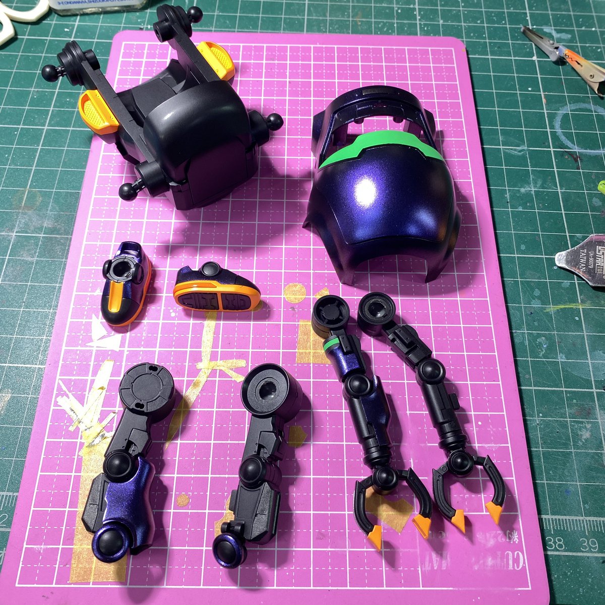 Danny2fish's tweet photo. Mechatrowego x EVA，初號機夜戰版紀錄2，採原樣刻線，GAIA 蓄光漆與魔幻紫搭配。
深沉的魔幻紫真的很魔幻

#MechatroWeGo #wego #hasegawa #plasticmodel #chubu #メカトロウィーゴ #evangelion #eva #plamo #plamodel #新世紀エヴァンゲリオン #エヴァンゲリオン #新世紀福音戰士 #初號機 #初号機 https://t.co/3kIyKAls5G