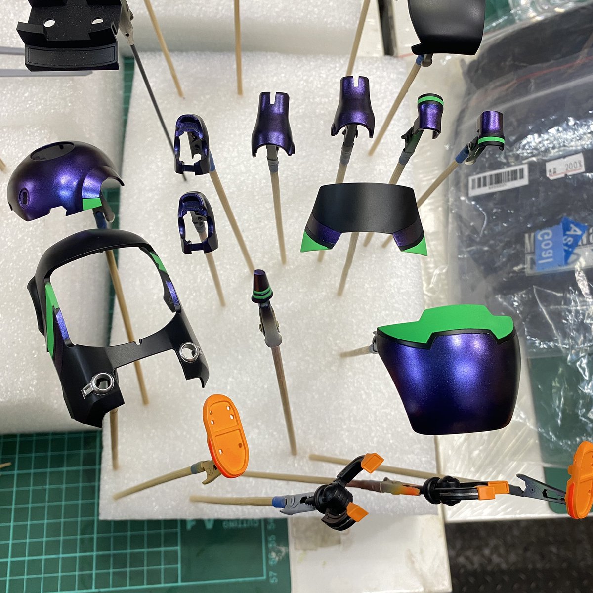 Danny2fish's tweet photo. Mechatrowego x EVA，初號機夜戰版紀錄2，採原樣刻線，GAIA 蓄光漆與魔幻紫搭配。
深沉的魔幻紫真的很魔幻

#MechatroWeGo #wego #hasegawa #plasticmodel #chubu #メカトロウィーゴ #evangelion #eva #plamo #plamodel #新世紀エヴァンゲリオン #エヴァンゲリオン #新世紀福音戰士 #初號機 #初号機 https://t.co/3kIyKAls5G