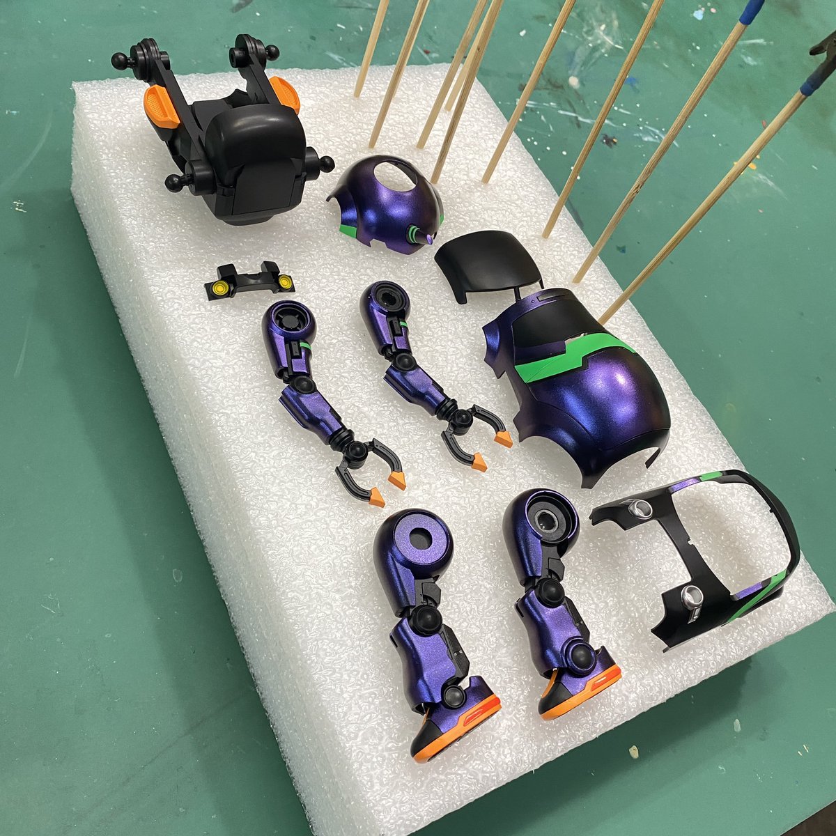 Danny2fish's tweet photo. Mechatrowego x EVA，初號機夜戰版紀錄2，採原樣刻線，GAIA 蓄光漆與魔幻紫搭配。
深沉的魔幻紫真的很魔幻

#MechatroWeGo #wego #hasegawa #plasticmodel #chubu #メカトロウィーゴ #evangelion #eva #plamo #plamodel #新世紀エヴァンゲリオン #エヴァンゲリオン #新世紀福音戰士 #初號機 #初号機 https://t.co/3kIyKAls5G