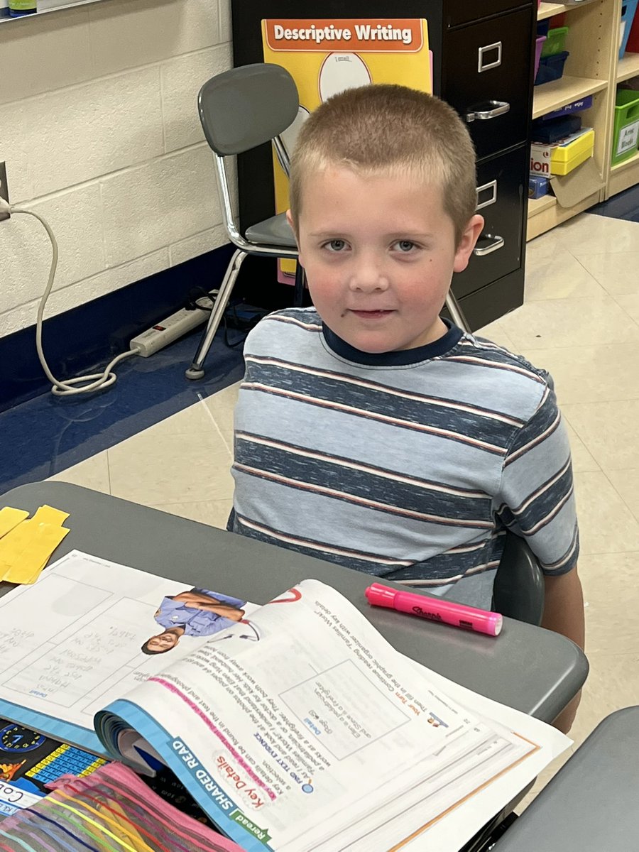KiserClass's tweet photo. This reader spotted a very important KEY DETAIL in a caption that was in our expository text today! Text features, like captions, are a way authors communicate more information. #WeAreMidview #KeyDetails #SharedReading #TextFeatures https://t.co/m2MXMUkVS9