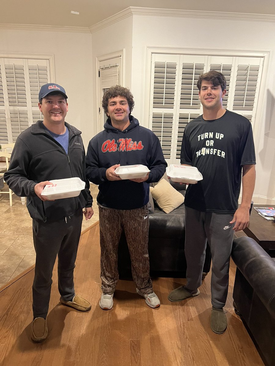 chophouse80's tweet photo. CUSTOMER APPRECIATION POST!

Business is booming, and it’s all thanks to our amazing customers! So thankful for the great folks who’ve supported from day one. Back at it again tomorrow! Let's Eat! #choosehessters #LetsEat https://t.co/nuWf18IOMD