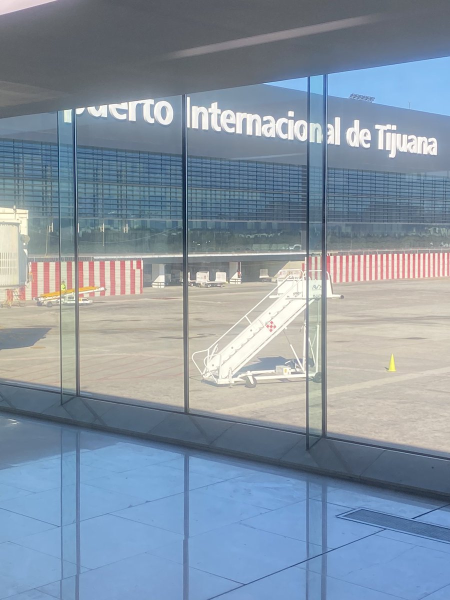 HenrixMeme's tweet photo. De esas veces que vas a Cancún y terminas en Tijuana… casual https://t.co/bnibzoAzO7
