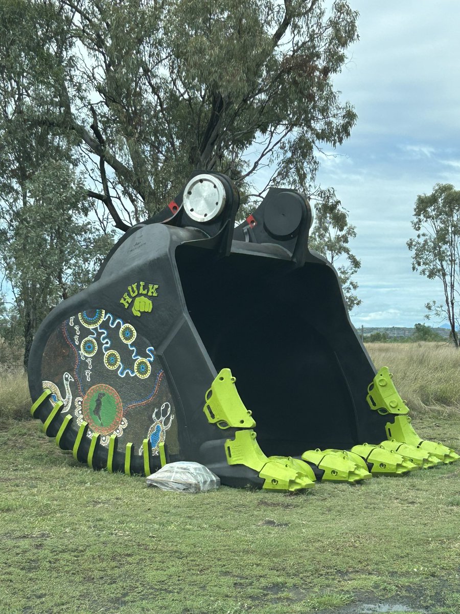 hook_gc's tweet photo. Fancy new digger bucket out at Rolleston #glencore #mining #coalmining #qldcoal #qld #rollestoncoal #Hulk #hulksmash https://t.co/yxmSBF6ABA