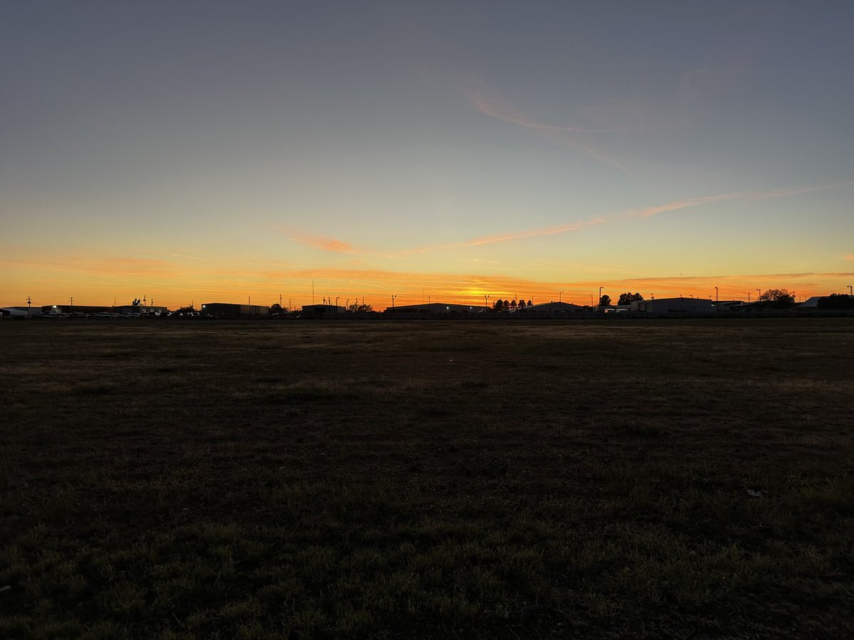 AlexCammarata_'s tweet photo. The best sunsets are indeed in #WestTexas
Here’s tonight’s in #AndrewsCounty
@Andrews_ISD https://t.co/dZTx1IfQ2p