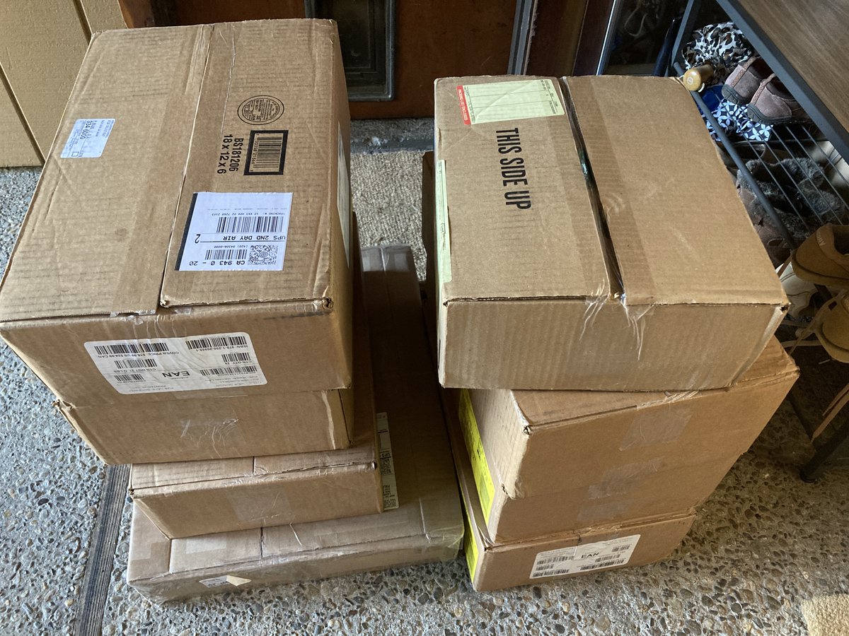 judgecordell's tweet photo. These arrived at my door---100+ copies of my book Her Honor that will be given as gifts to attendees of the Billy DeFrank Center's 40th Anniversary Gala on Saturday, 10/22 in San Jose, CA.  Join us and learn  about Billy DeFrank, a brave LGBTQ Afr. Am.  #billydefrank #stopthehate https://t.co/gPZkEvJFVw