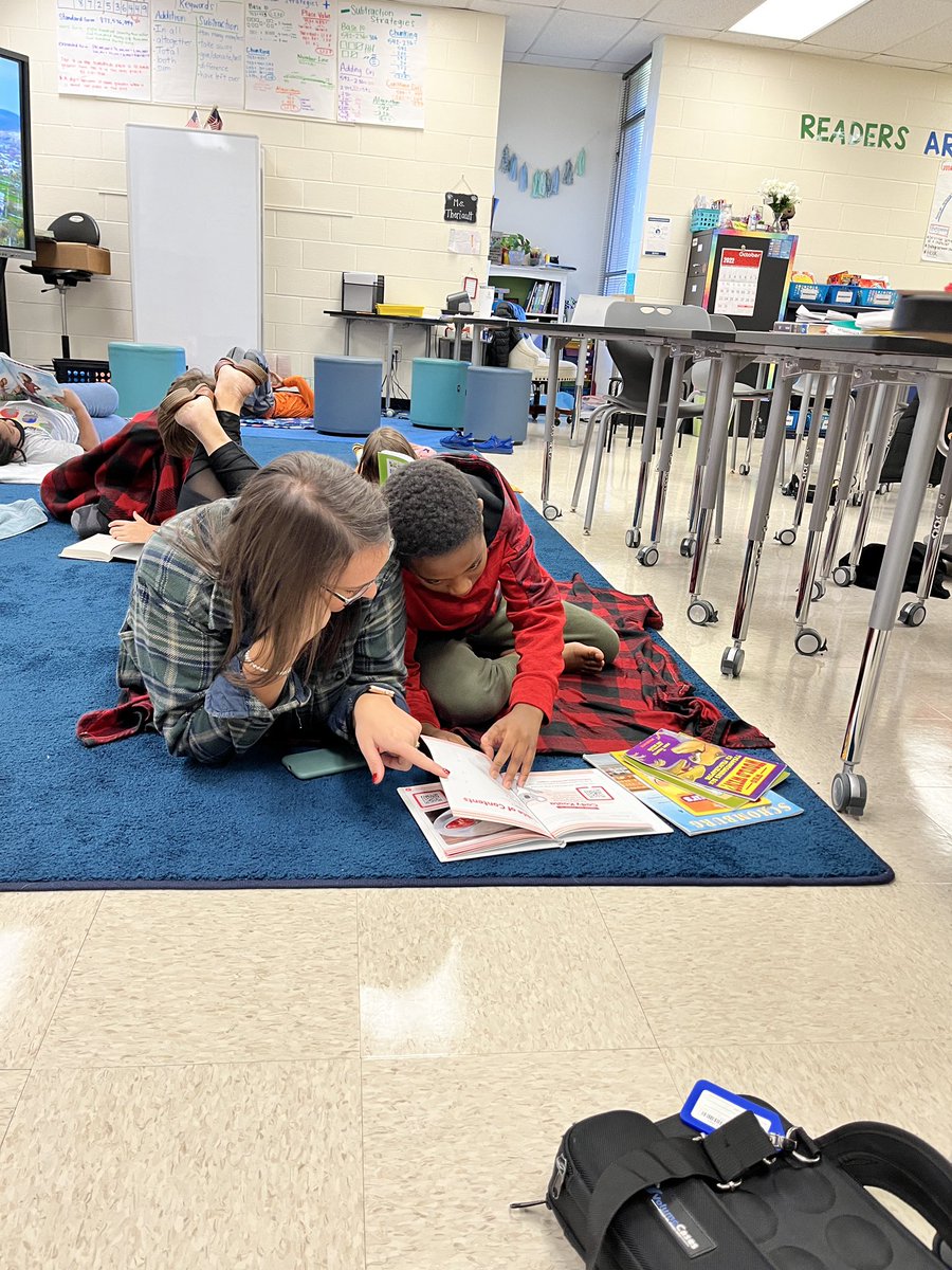 ChristmasRowe's tweet photo. Such a fun day celebrating our love of Fall and Reading. #FallintoaGoodBook @RockHillSchools @YorkRoadElem @GuytonCguyton #RockSolid https://t.co/HRPpVEOF6Y