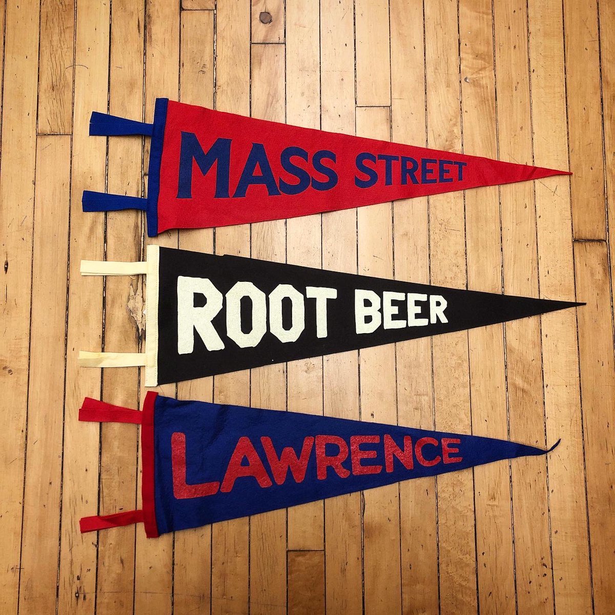 MassStreetSoda's tweet photo. NEW MERCH ALERT: Mass Street, Root Beer, &amp; Lawrence Pennants! 

Just in time for your holiday shopping needs. 

Only $19.99— if you buy 6 or more sodas, you get $5 off any pennant

#massstreetsoda #massstreet #unmistakablylawrence #giftideas #pennant #pennants #oxfordpennant https://t.co/gTdFSY6cph