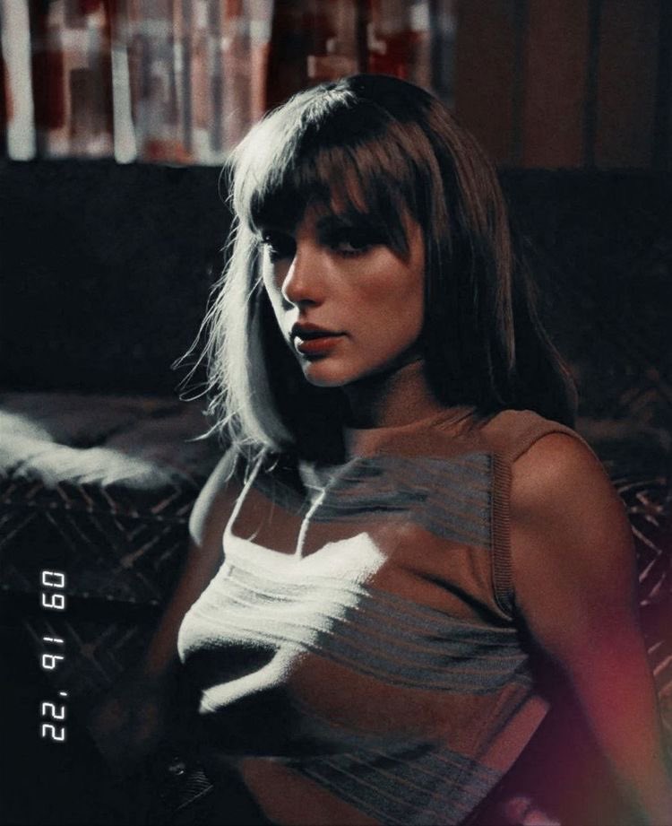 louxswift13's tweet image. “Viví y aprendí, descubrí cómo seguir adelante. Y vi como nosotros no estábamos destinados a estar juntos. 
 Así que mentí y lloré mientras veía morir una parte de mi, porque ninguna clase de libertad te limpia”.
— Taylor Swift