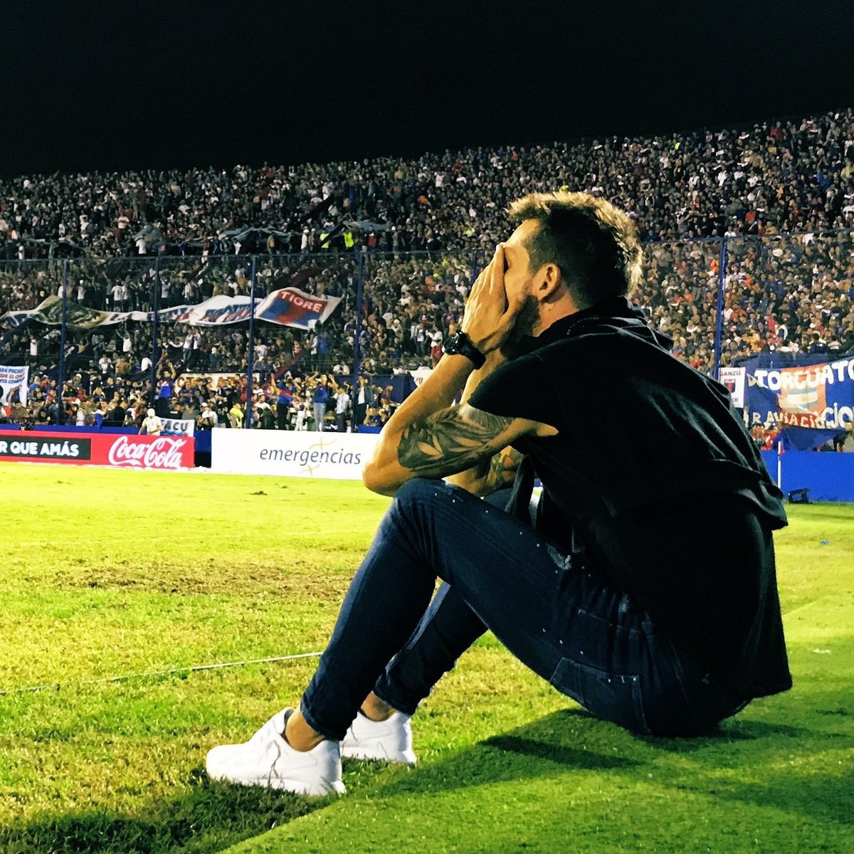 valen_catigre56's tweet photo. Como que tenes que irte si recién te vi llegar🎶😭🔵🔴🔵 https://t.co/t2qrFTe1jM