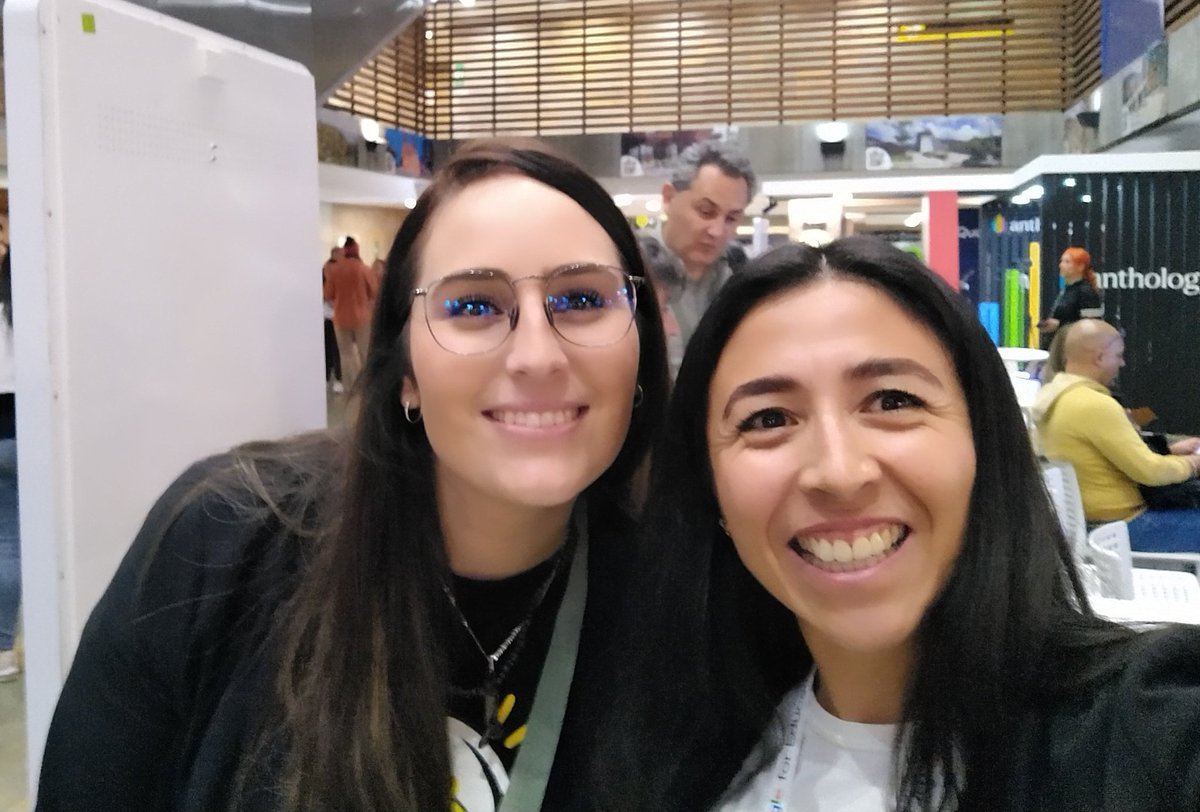 ArronaAle's tweet photo. Dicha de encontrarme con mi querida @MajoTechMaker de @edpuzzle_es
¡Innovación y transformación digital a tope en @virtualeduca! #edtech #tecnologiaeducativa https://t.co/NRwsLmvhXc