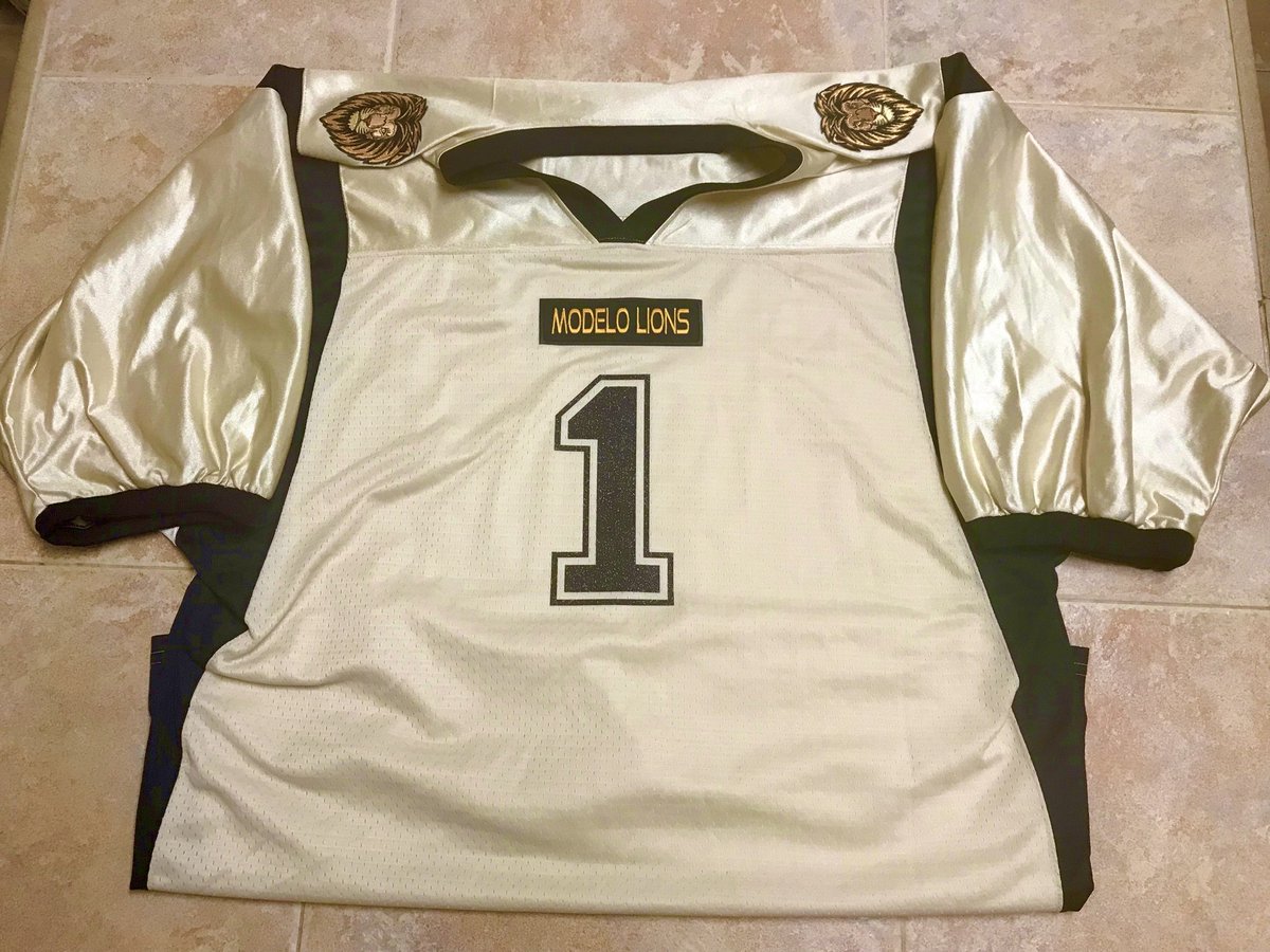 captain_modelo's tweet photo. #CaptainModelo finally has his #ModeloLions Home jersey, and of course he’s #1! Will his Away jersey show up soon? Follow to see. 3 days until the Big Event! . @ModeloUSA @CFBPlayoff #FightingSpirit #FullTimeFan https://t.co/R4HlNUErM8