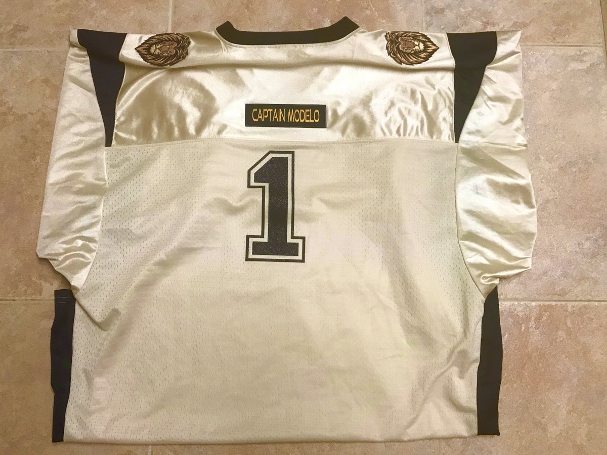 captain_modelo's tweet photo. #CaptainModelo finally has his #ModeloLions Home jersey, and of course he’s #1! Will his Away jersey show up soon? Follow to see. 3 days until the Big Event! . @ModeloUSA @CFBPlayoff #FightingSpirit #FullTimeFan https://t.co/R4HlNUErM8