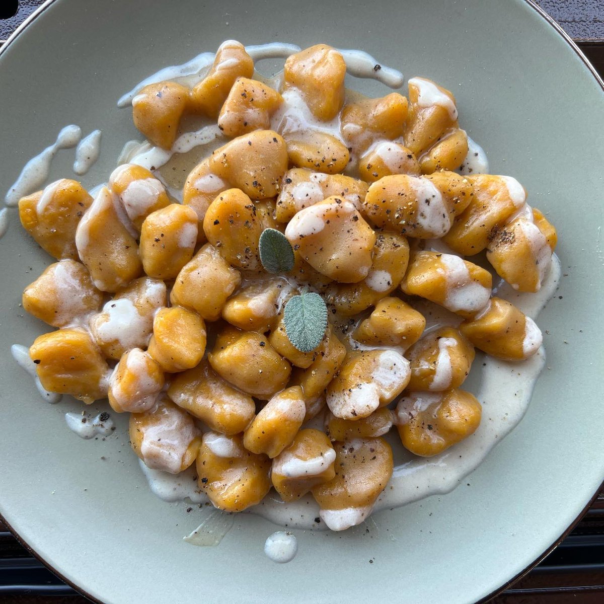 Frances00140789's tweet photo. Gnocchi di zucca #homemade burro e salvia con fonduta di #parmigiano reggiano 50 mesi. 

•
•
•

#gnocchi #autunno #roma #romafoodporn #italyfoodporn #autunnonelpiatto #cucina #cucinaitaliana #parmigianoreggiano #parmigiano #foodblogger #homemade #cooking #foodie #pumpkins https://t.co/Rvc6pgCoRl