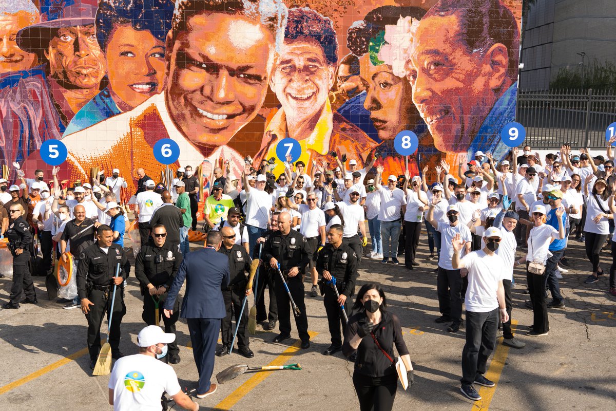 unityitc's tweet photo. New photos of the @FaithandBlue Hollywood Unity in the Community clean-up. Great partnership with @LAPDHollywood  and over 50 community partners! 

#FaithandBlue #Police #Hollywood https://t.co/yr4cvxDwOL