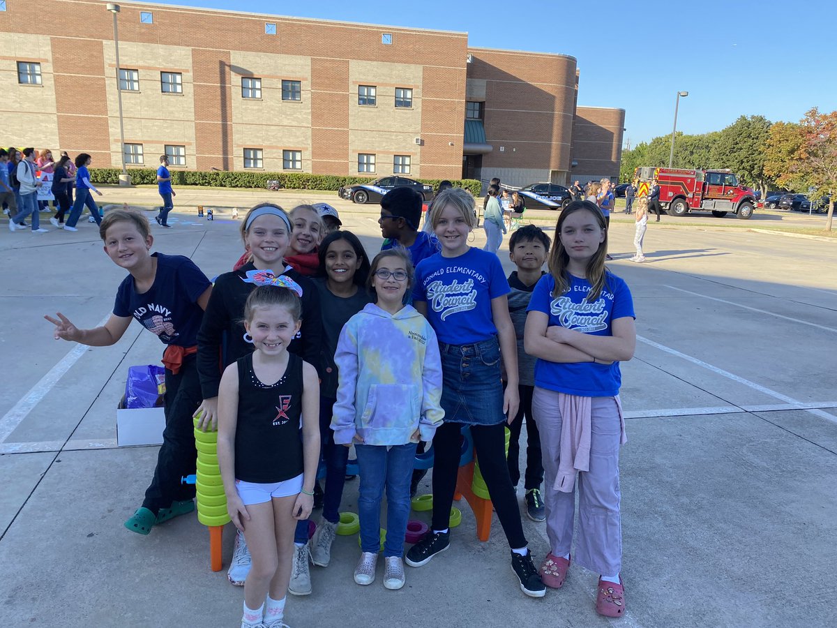 EmmettMichele's tweet photo. FMHS homecoming carnival- @Donald_ES connect four booth. Super job supporting your high school Stuco! #donaldstem https://t.co/G8bdT0EwU9