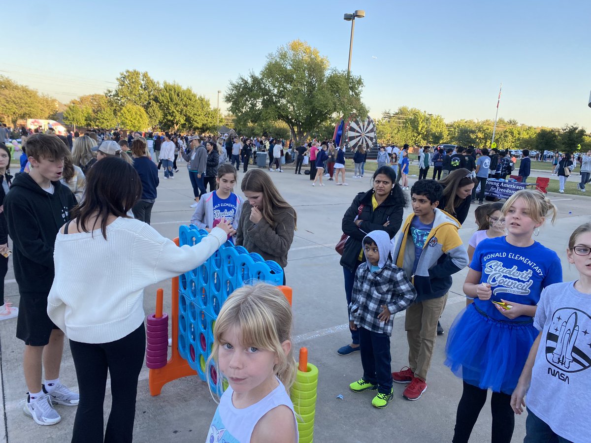 EmmettMichele's tweet photo. FMHS homecoming carnival- @Donald_ES connect four booth. Super job supporting your high school Stuco! #donaldstem https://t.co/G8bdT0EwU9