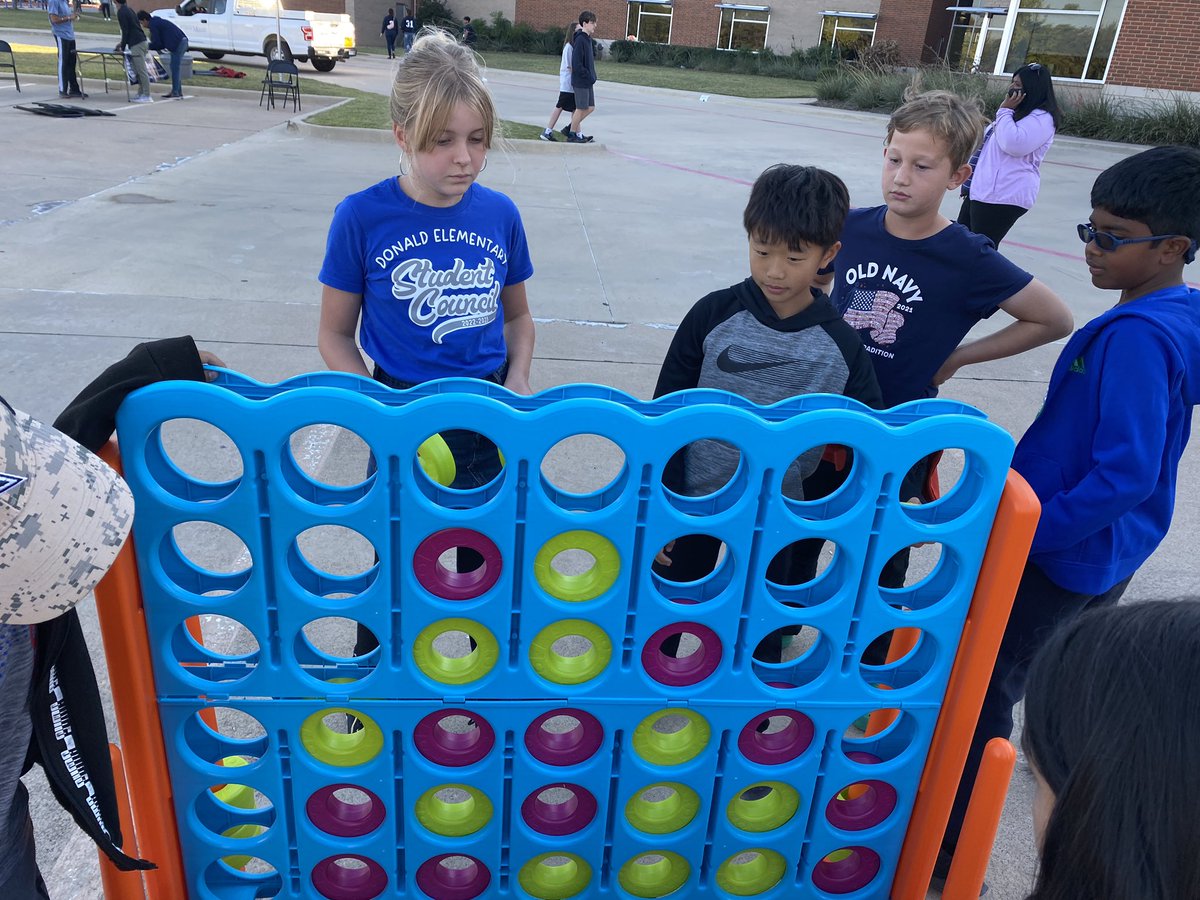 EmmettMichele's tweet photo. FMHS homecoming carnival- @Donald_ES connect four booth. Super job supporting your high school Stuco! #donaldstem https://t.co/G8bdT0EwU9
