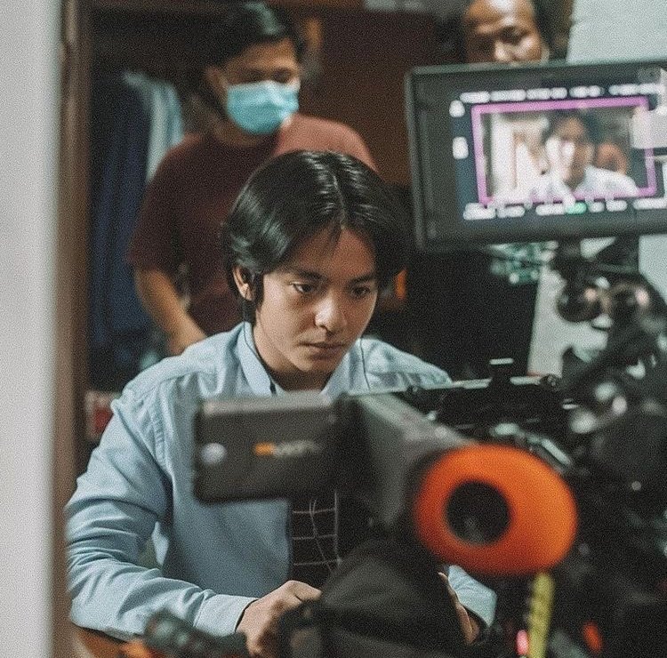 oddinarey's tweet photo. actor!raja and cameraman!ali where ali falls in love with raja's gaze through his camera lens thinking theres no chance for him with the artist. little did he know the one's raja stared at was never the camera lens in the first place https://t.co/TnqyyQgvp5