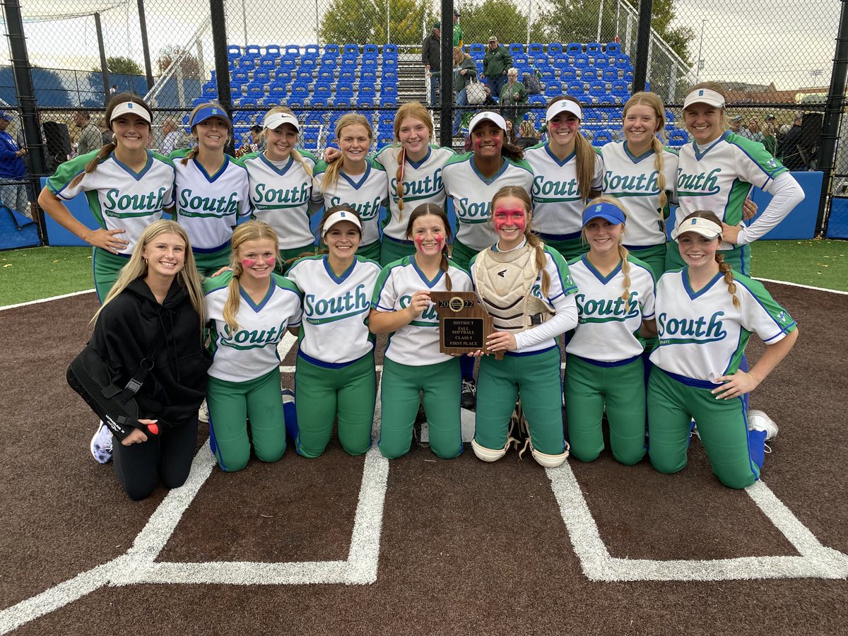 ⁦@BSSJagsSoftball⁩ going to final four for 6th time in past 7 years. They beat Ozark 6-3 today. This is a team photo from last weeks District championship win over No. 1 Rock Bridge