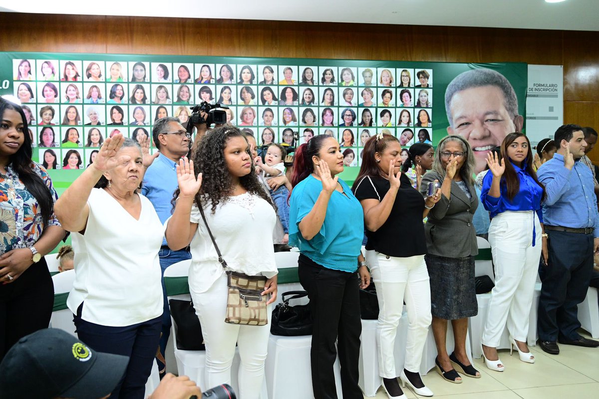 LeonelFernandez's tweet photo. Damos la bienvenida a decenas de profesionales y empresarios que se sumaron la tarde de hoy a la #FuerzaDelPueblo. No podemos permitir más retrocesos; con este gobierno marchamos en dirección equivocada. En 2024 esto cambiará. 

#SeguimosCreciendo https://t.co/iCpejQZRM9