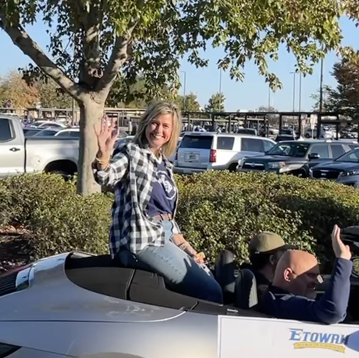 bascombbobcats's tweet photo. As reigning Teacher of the Year, Mrs. Ryder represented Bascomb in the Etowah Homecoming Parade today. What fun! Go Eagles!💙💛💙 #WeAreBascomb https://t.co/mHn7ZKu6ap