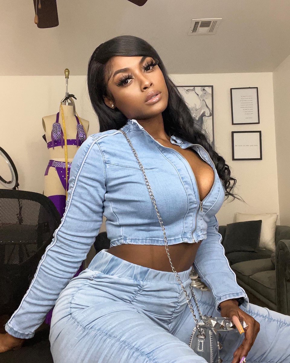 hhollyyy_'s tweet photo. Drops Pics Then Leave😮‍💨😘😘 https://t.co/lcbEITE451
