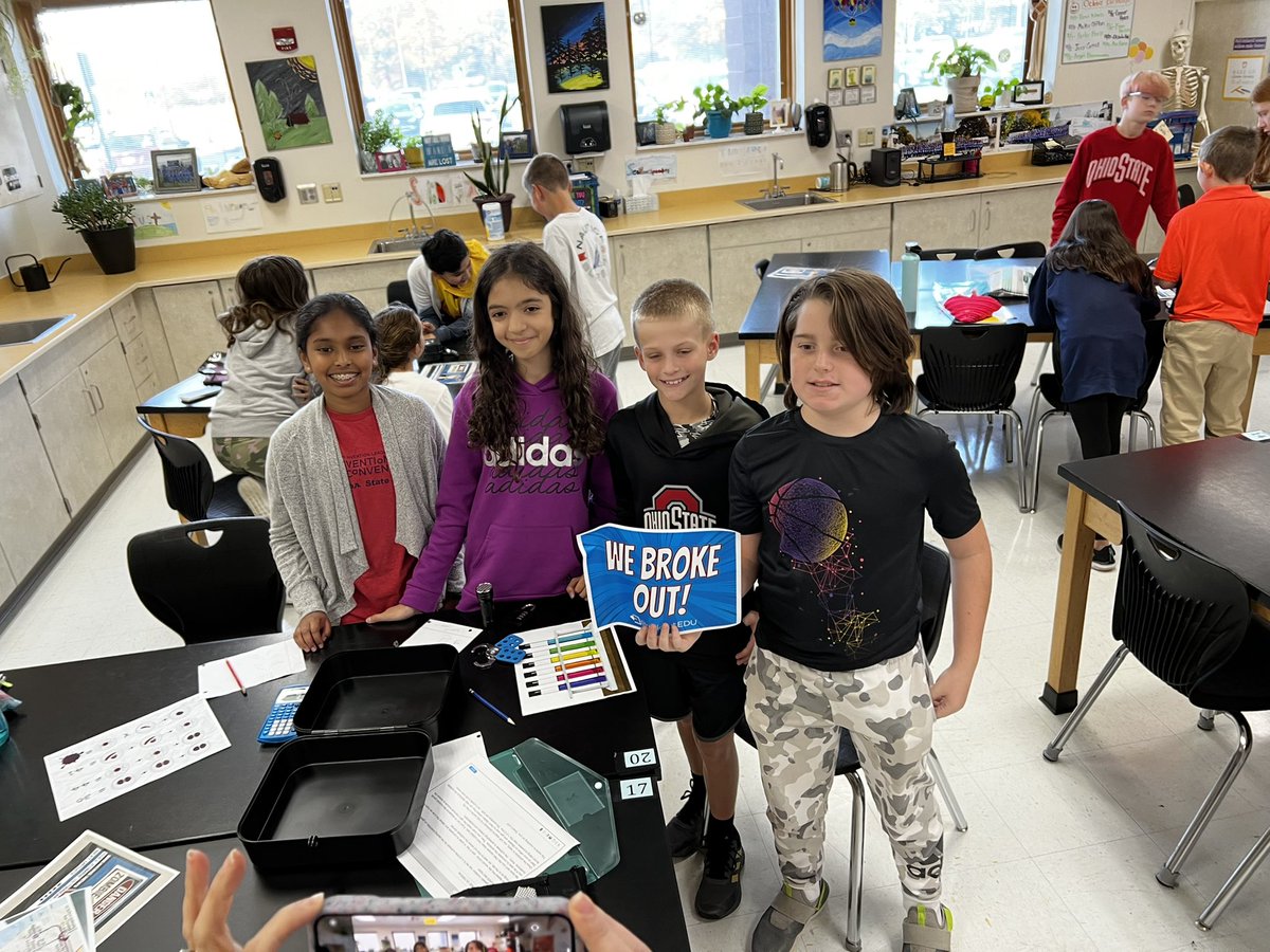 SMSwiz's tweet photo. A couple of the teams who managed to break out 🥳 Some of those clues took more time to crack than others! And thanks to @CoachHaskins14 for letting us borrow your room 💙🖤💙 https://t.co/5pXMvNuP6w