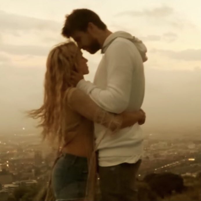 shakiracarla's tweet photo. Piqué en me Enamoré//
Piqué en Monotonía 
Shakira en todo piensa
La destruyó https://t.co/UtIYawVPck