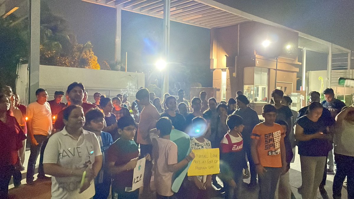 tejprakash3004's tweet photo. @CeoNoida,@CP_Noida ,@myogiadityanath ,@NCRKHABAR ,
Around 1000 residents in LB did a candle march in sympathy for baby who lost life due to stray dogs attack and protested for "Stray dog free" safer life lead by scared children.
Pl take action to provide safety to children. https://t.co/8YAwcMDgLG