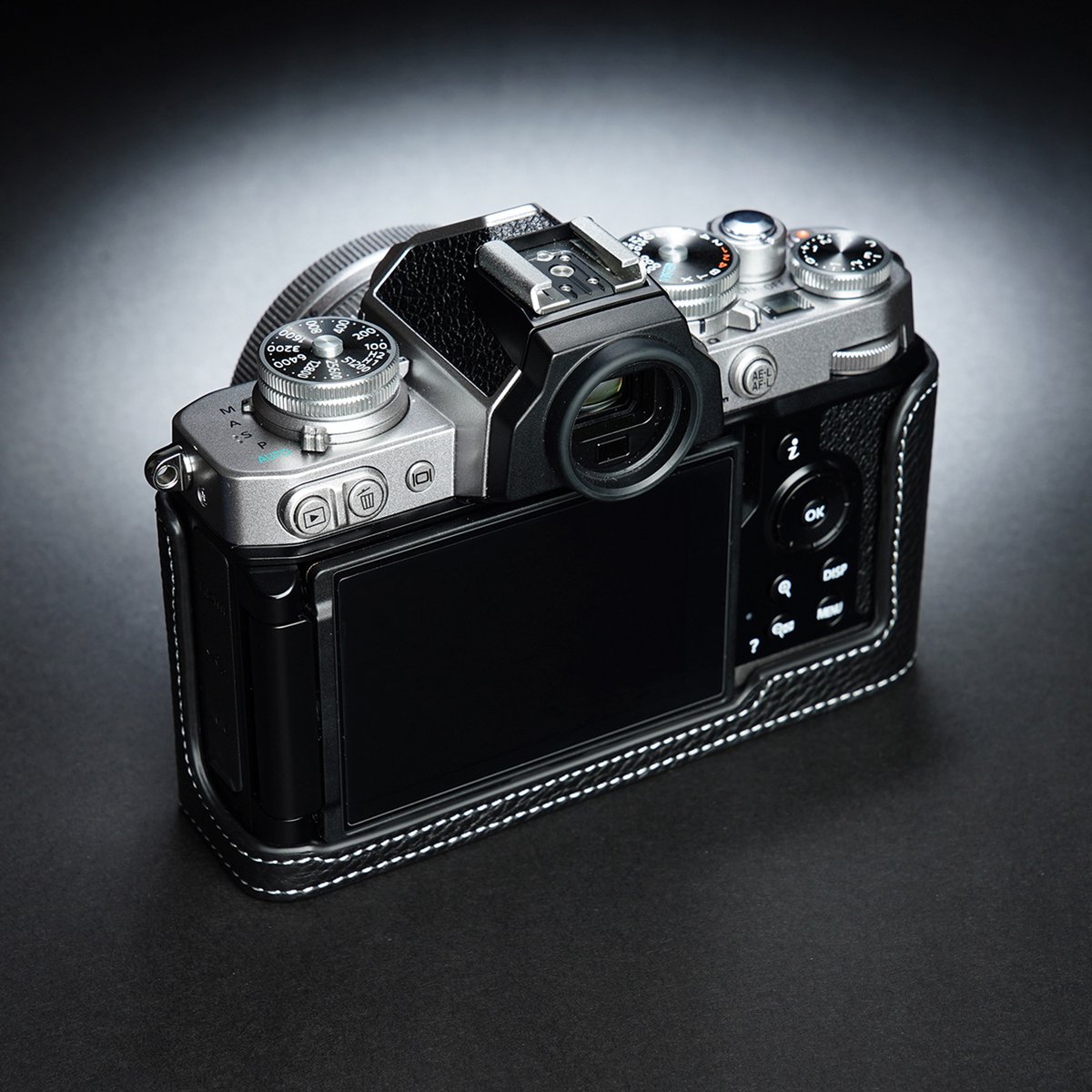 evhnYiJZ08ESINI's tweet photo. こんにちはスマイルカメラです😃
本日は人気のNikon Zfc用カメラボディーケース再入荷のご案内です!
TP Original Nikon Z fc 用 ボディーハーフケース ブラック
https://t.co/0uJMReoHAW
#カメラケース #nikonzfc #zfc #再入荷 #tporiginal #スマイルカメラ #nikon https://t.co/CwQRs3ezMP